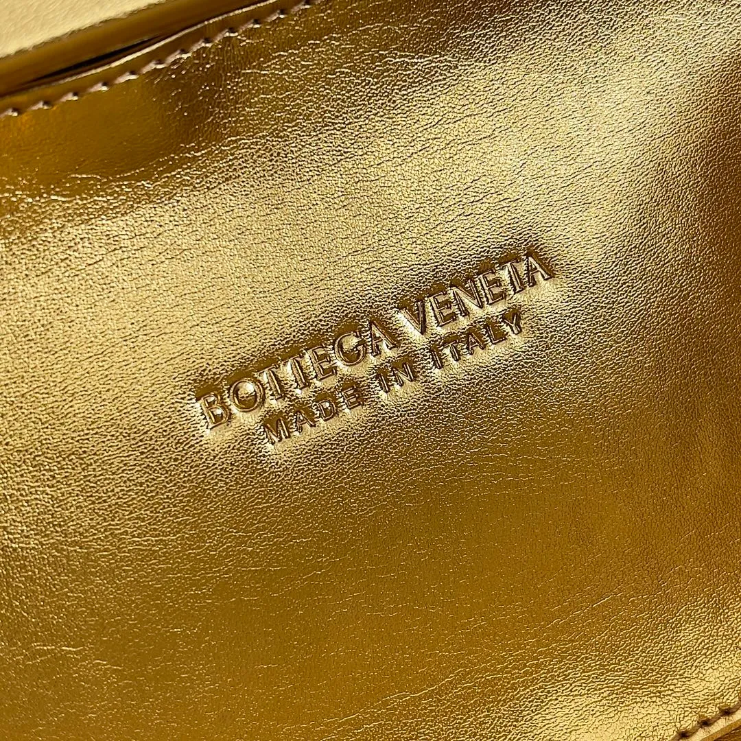 Batch 2100 ✨💎The secret weapon of the dinner queen: BV-Kont dinner bag ||| 🌈**Gold and silver gradient, full of luxurious texture** This Kont evening bag adopts a unique gold and silver gradient design, which is simply synonymous with sparkle! Whether you are wearing an elegant evening dress or a noble banquet outfit, it can match perfectly. Each leather strip reveals the craftsman's good intentions, exquisite hand-sewing, and high-end quality. Holding it in your hand, you can not only feel its weight, but also its unique sense of nobility. 👐💖 💁‍♀️**Versatile artifact, suitable for any occasion** Whether it is a formal business banquet, a romantic wedding scene, or an everyday get-together, the Kont dinner bag is your best choice. Its versatile style can easily adapt to various occasions, allowing you to become the center of attention wherever you go. Exquisite handmade evening bag, versatile evening bag, Kont evening bag, fashionable item, essential for important occasions. Style number: 804532 (717622) Size: 19.5*11.5*5cm